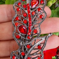 Луксозна шнола с метален механизъм с форма на листо, обкичена с червени кристали , снимка 1 - Аксесоари за коса - 39043759