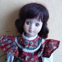 Порцеланова кукла с червена рокля на цветя готина, снимка 2 - Други ценни предмети - 21042503