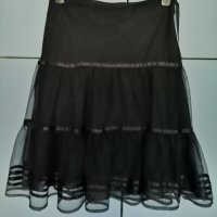 Официална черна дамска пола с тюл, снимка 1 - Поли - 41505532