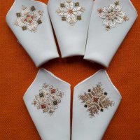 Ръчно бродирани копринени кърпички - български мотиви, снимка 1 - Ръчно изработени сувенири - 34423147