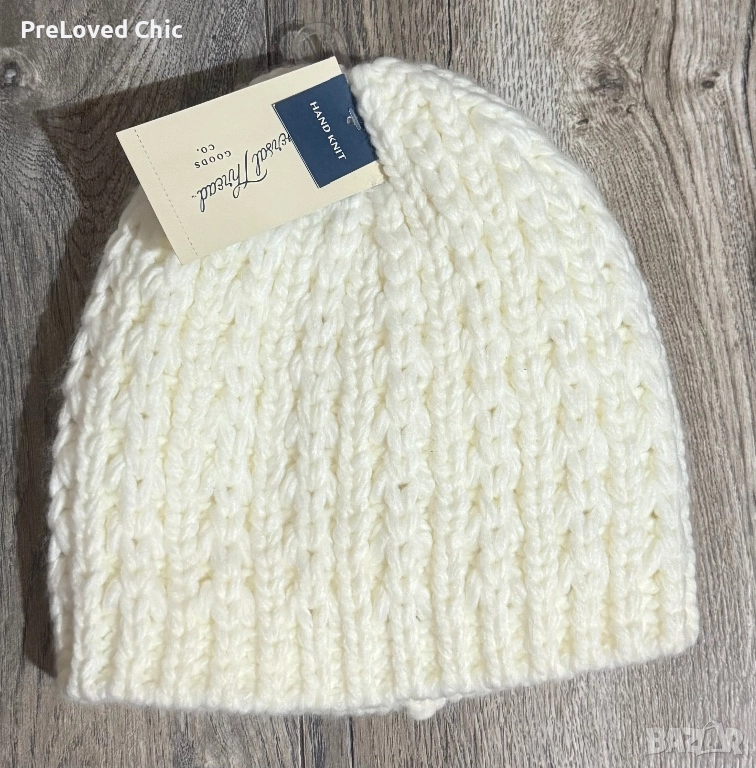 Бяла велурена шапка , снимка 1