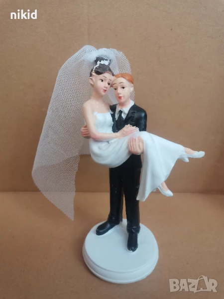 сватбена фигурка за торта младоженци за сватба връх топер акрилна украса декор гипсова, снимка 1