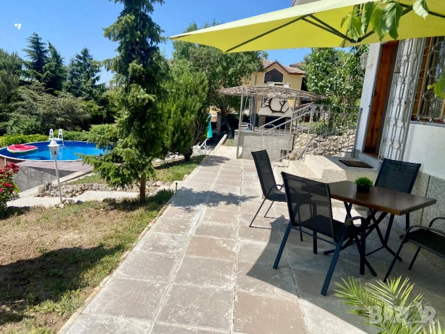 Напълно самостоятелна къща(вила) за нощувки, град Варна, тераса с гледка, басейн, барбекю, батут, снимка 17 - Квартири, нощувки - 33440717