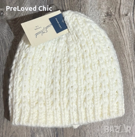 Бяла велурена шапка 