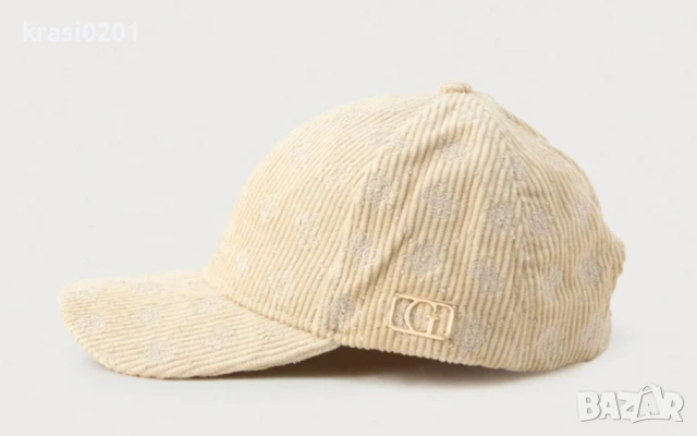 Оригинална шапка на Guess.