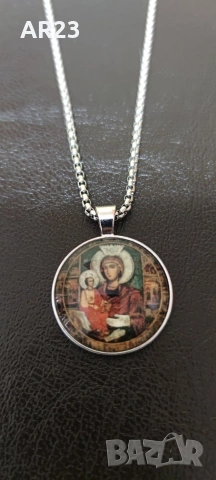 Медальон с иконата на Света Богородица Троеручица