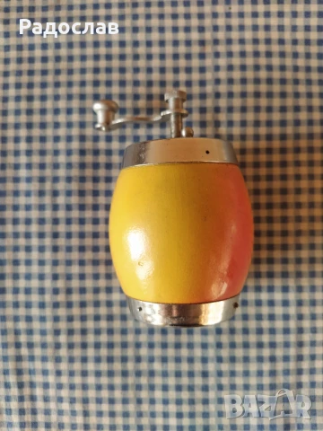 стара мелничка за подправки , снимка 2 - Прибори за хранене, готвене и сервиране - 50667247