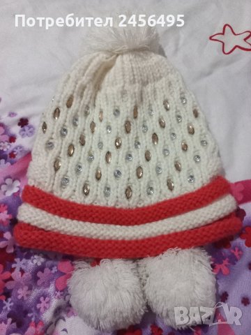 Плетена зимна шапка в бяло и розово с камъни. Нова.