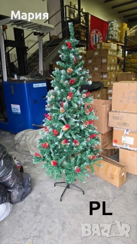 Коледна елха с червени плодчета и шишарки