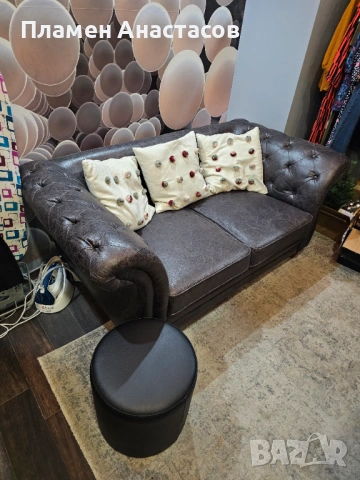 Двуместен кожен диван в стил Chesterfield – тъмнокафяв + подарък, снимка 3 - Дивани и мека мебел - 53723023