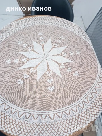 Ръчно плетена покривка за обла маса 