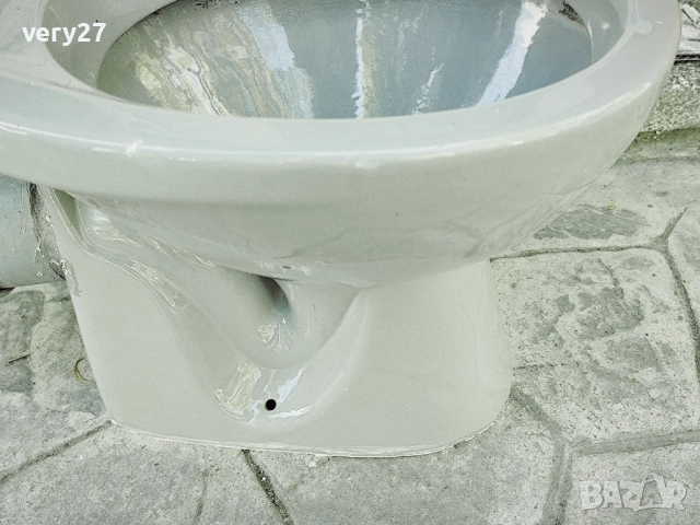 Сива тоалетна чиния седалка и стойка