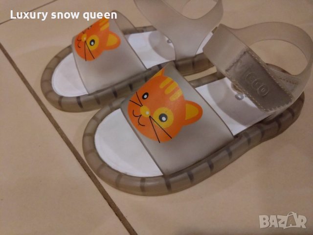 Светещи сандали с коте 26 номер, снимка 2 - Детски сандали и чехли - 40676347