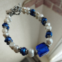 Дамска гривна  с естествени перли в  бяло и кралско синьо , снимка 1 - Гривни - 44808188