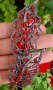 Луксозна шнола с метален механизъм с форма на листо, обкичена с червени кристали 