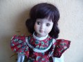 Порцеланова кукла с червена рокля на цветя готина, снимка 2