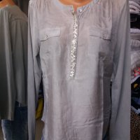 Сиво-зелена риза/блуза с джобчета и пайети около деколтето , снимка 2 - Ризи - 38811278