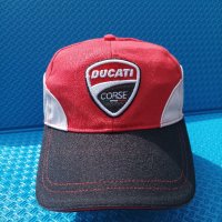 Червена шапка с козирка Ducati Corse, снимка 1 - Шапки - 41376722
