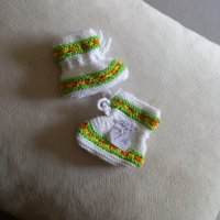 Ръчно плетени бебешки терлички, снимка 2 - Бебешки чорапи - 41762189