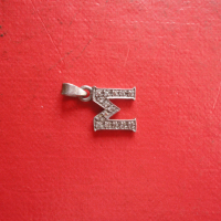 Сребърна висулка медальон с камъни 925  буква М, снимка 5 - Колиета, медальони, синджири - 44620367