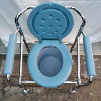 Продавам Комбиниран стол за тоалет и баня, сгъваем на колела, снимка 3 - Тоалетни столове - 42514106
