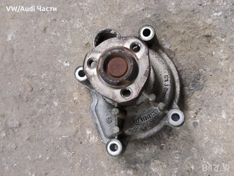 Оригинална водна помпа за Голф 5 Пасат Туран VW Golf 5 Passat Touran Jetta 03C121010D, снимка 1