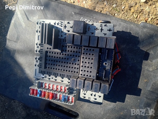 Кутия с предпазители CEM за заден централен електронен модул на Volvo S60. Част № 8651547.