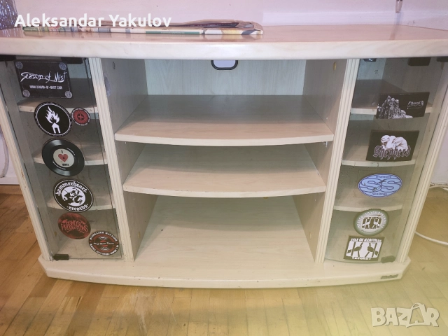 Продавам запазена TV-DVD-HiFi масичка + подарък