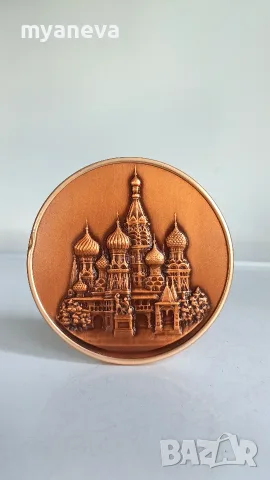 Бронзов барелеф изобразяващ катедралата „Свети Василий Блажени“ в Москва