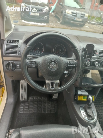 Volkswagen Touran 1.6 TDI 105 DSG/Кожен салон/Автопилот/Мултиволан/Печка, снимка 9 - Автомобили и джипове - 52946664