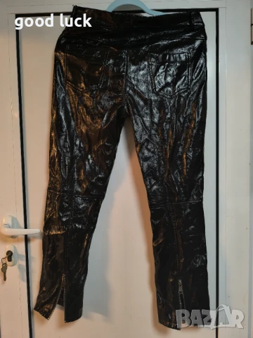 Ефектен черен кожен панталон Л размер., снимка 2 - Панталони - 50653946