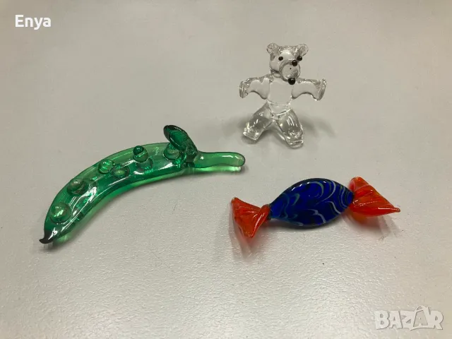 Цветни стъклени фигурки