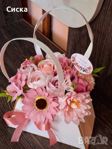 Кокетната дамска чанта с микс сапунени цветя от пластичен сапун в розово и пепел от рози, снимка 2 - Подаръци за жени - 50499499