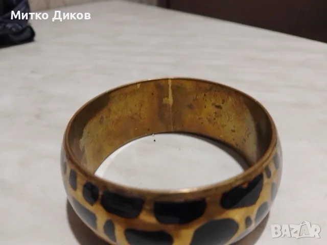 винтидж гривна месинг твърда гривна (bangle) в златист цвят с черен живот. принт фи 77мм вътр.66 мм, снимка 2 - Гривни - 56180163