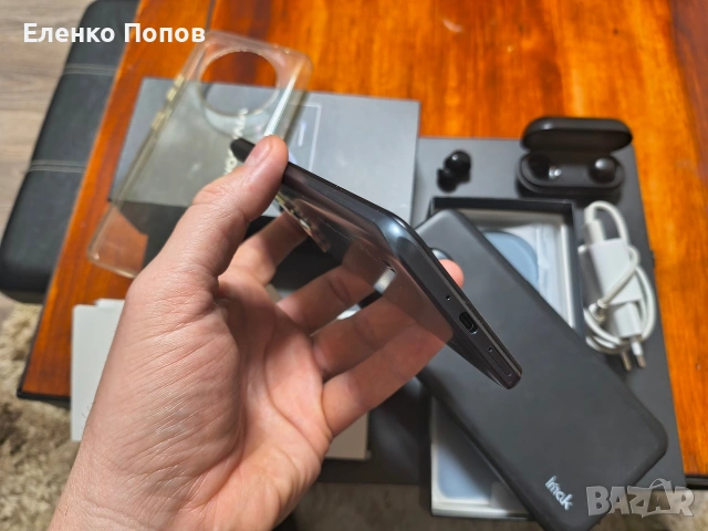 Като нов със 2 кейса протектор и слушалки за 100евро.