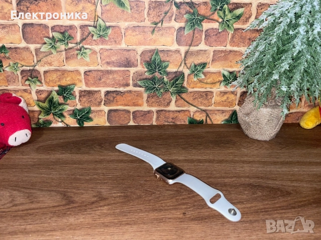 Apple Watch SE 40mm, снимка 3 - Смарт часовници - 52225290