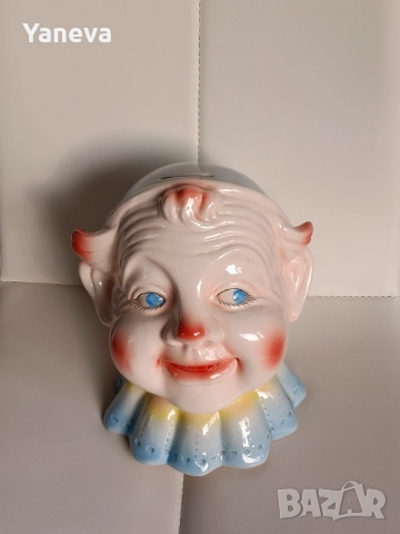 Ретро порцеланова касичка във формата на глава на клоун от Англия. 