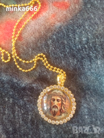 Позлатени колие с медальон, снимка 2 - Колиета, медальони, синджири - 53111155