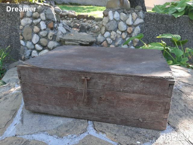 Стар ретро дървен куфар 