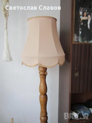 Висок лампион със стойка от стругован червен американски дъб и светлобежова шапка - 2,2, снимка 2 - Лампиони - 51378263