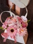 Кокетната дамска чанта с микс сапунени цветя от пластичен сапун в розово и пепел от рози, снимка 2