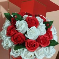 Луксозна кутия с трийсет и една сапунени роза за абитуриенти или абсолвенти , снимка 5 - Подаръци за жени - 40416895
