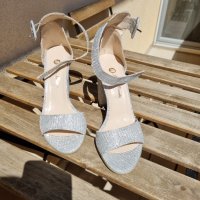 НОВИ Елегантни сребристи сандали на ток + чанта, снимка 2 - Дамски елегантни обувки - 40460808