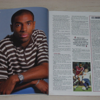 Уест Хям Юнайтед официални клубни списания "HAMMERS News" от 2000 до 2002 г., снимка 2 - Фен артикули - 36322597