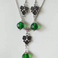  Разкошен комплект бижута във Викториански стил със зелени кристали и основа с рози в цвят сребро , снимка 2 - Бижутерийни комплекти - 33854593