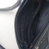 Спортно елегантна оригинална Дамска чанта Charm & shape, снимка 12 - Чанти - 40507202