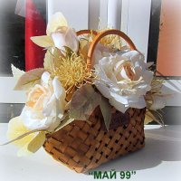 Ратанова кошничка с рози, снимка 2 - Изкуствени цветя - 42552444