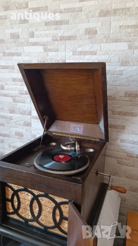 Стар грамофон с манивела - His Masters Voicе- 1920"г. - Great Britain, снимка 6 - Антикварни и старинни предмети - 53796280