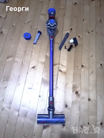 Продавам много добра Dyson V7 почистена прахосмукачка с отлична батерия и аксесоари