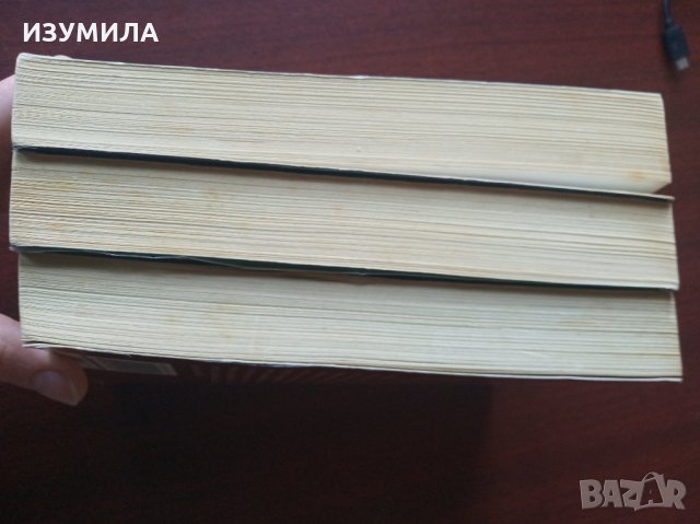  КРЪГЪТ: Кръстът на  Мориган / Танцът на боговете / Долината на мълчанието - НОРА РОБЪРТС, снимка 3 - Художествена литература - 35697797